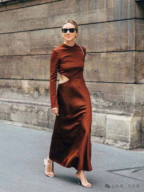 早春裙裝點(diǎn)睛術(shù) 內(nèi)搭連衣裙與飾品的完美協(xié)奏